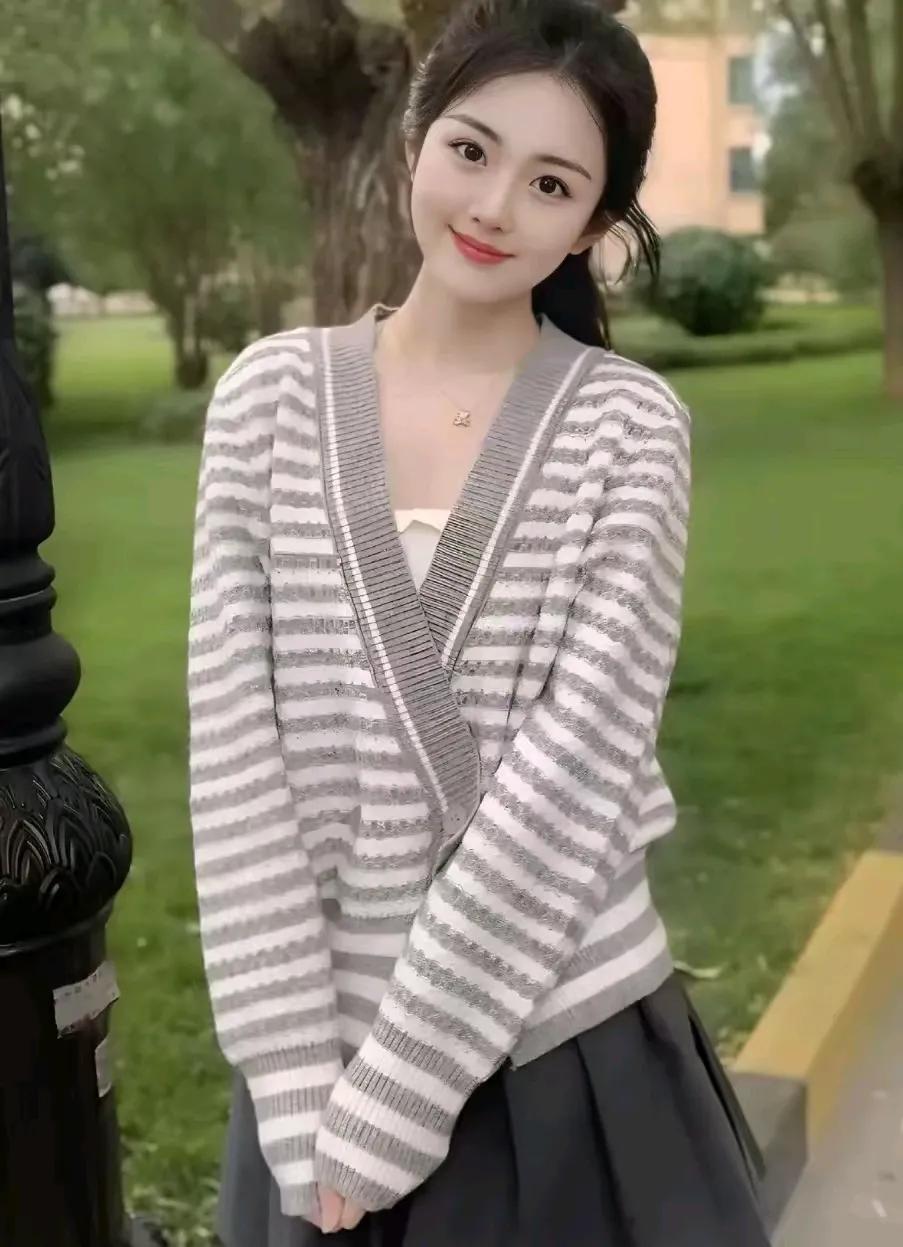 那个阳光明媚的午后，晓阳与莉莉在咖啡馆的角落里，不经意地对视了一眼。那一刻，仿佛