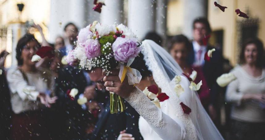 越南一名怀孕的女子在结婚前夕收到未婚夫逃婚的消息，因此决定寻找「租赁新郎」的服务