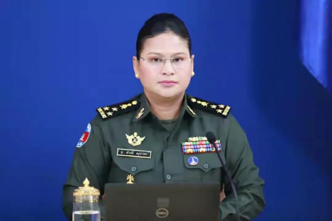 这个女人就是柬埔寨国防部发言人玛丽淑洁。看看她的五官，其实长得不错，就是这个脸型