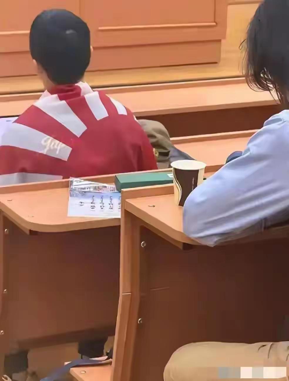 “本以为只是一时糊涂，没想到却是深入骨髓！”莫斯科国立大学历史课堂上，一名中国留