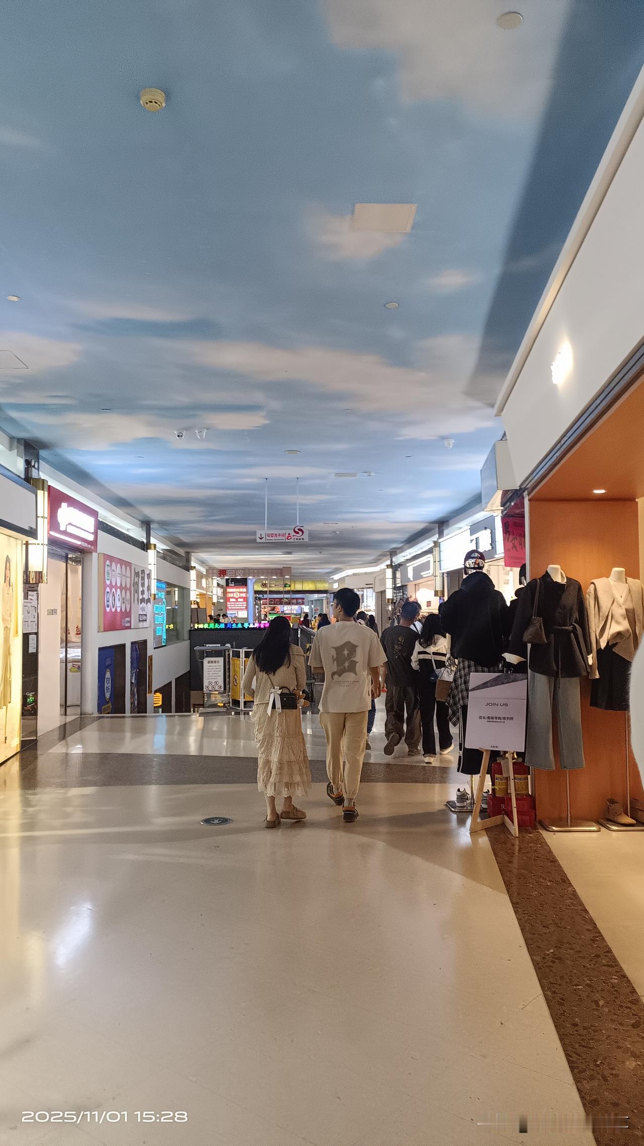 广州有一条地下商业街好长啊！它就是江南西地下商业街，现在二期也开始出租商铺了，这