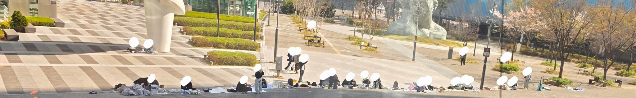 明日10点举办WANNA·ON活动的上岩现况- 开始在手腕上写号码了，已经有60