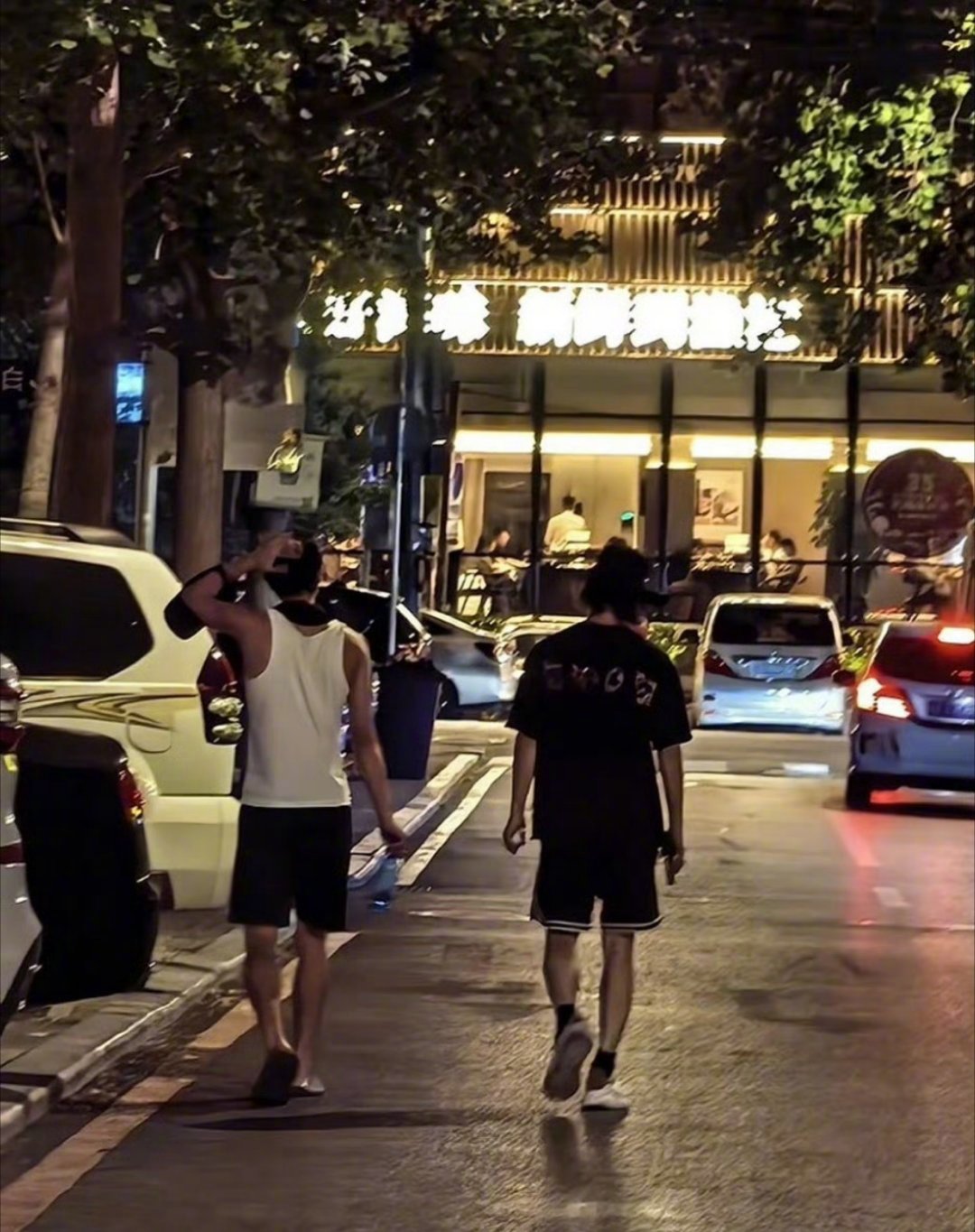 大连街头活捉宋威龙、全伊伦网友线下偶遇两人结伴散步，状态松弛感直接拉满，同框画面