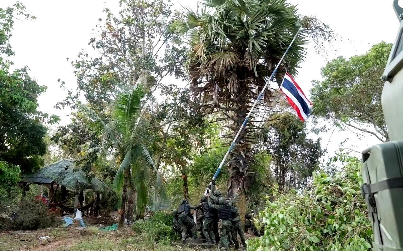 柬泰冲突，泰国军队在攻占边境居民点后升起国旗。 ​​​