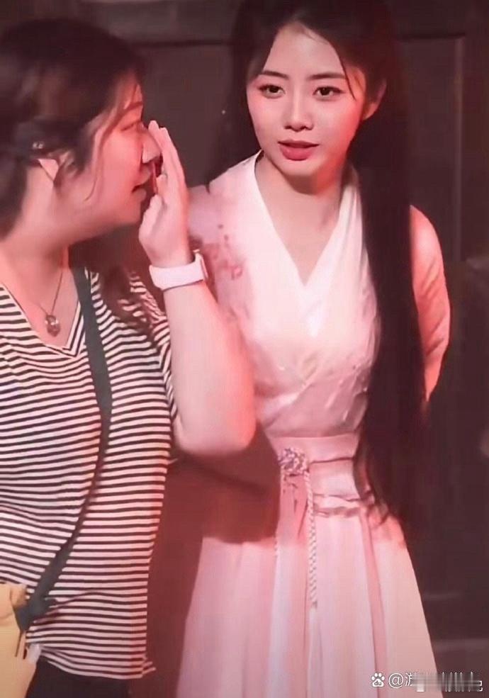 谭松韵和助理闲聊，嘴角挂着笑容，仿佛有说不完的故事呢 ​​​