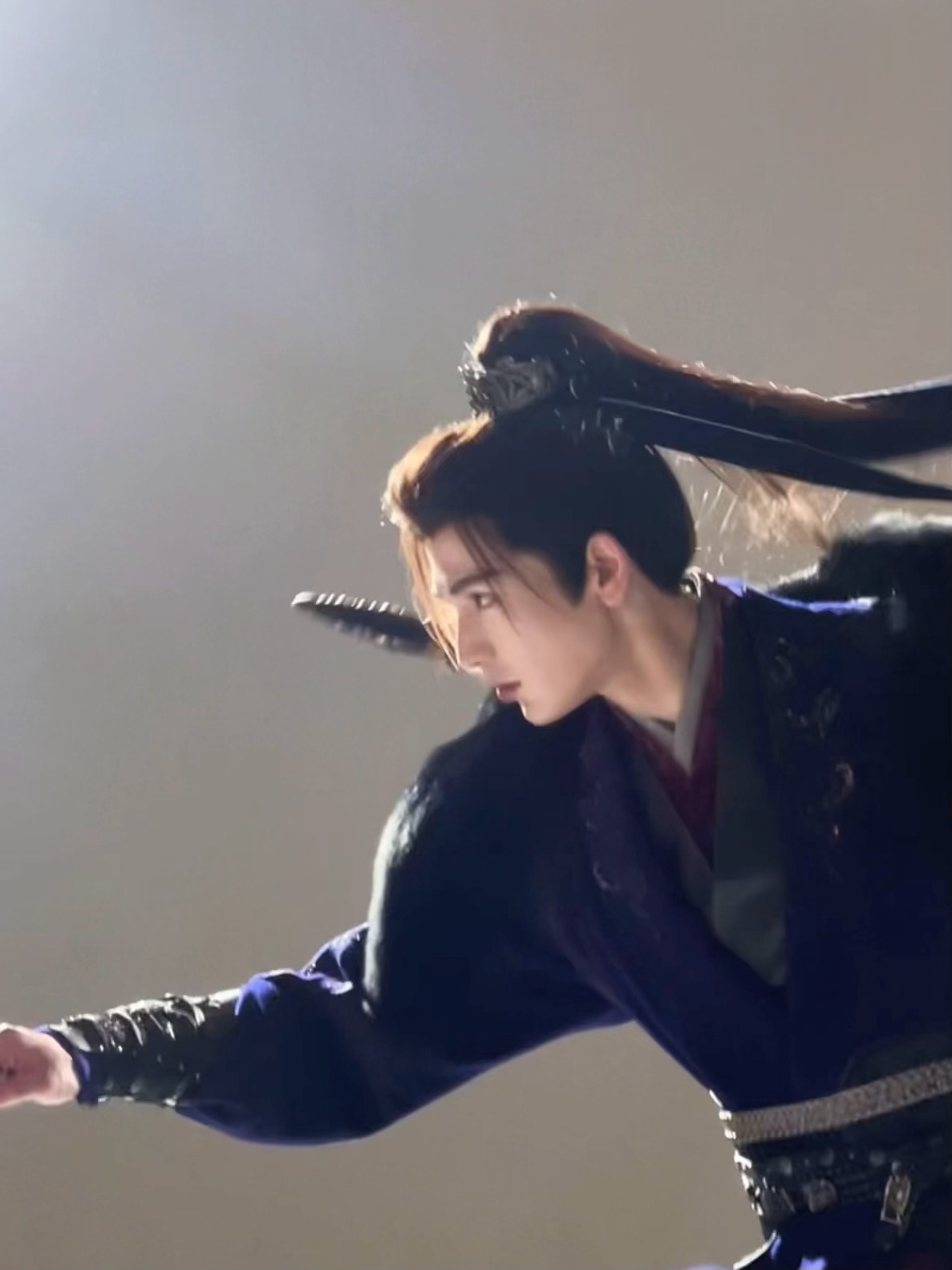 张凌赫《逐玉》谢征拍摄花絮图，今日份的美貌，逐玉开播倒计时1天，明天来看谢征！