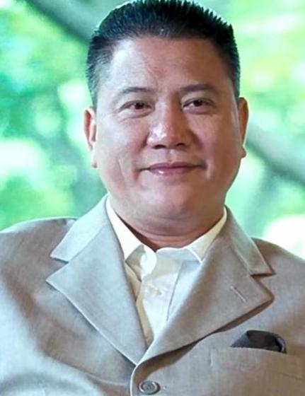 68岁的万梓良，在县城商场的简易舞台上唱一场商演，能挣15万，可他抠门到只给自己