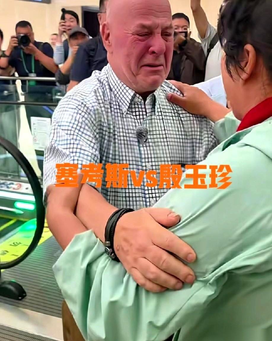 整整27年。
当殷大姐伸出那只手的时候，嗓子眼像是被什么东西死死堵住，一个字都没