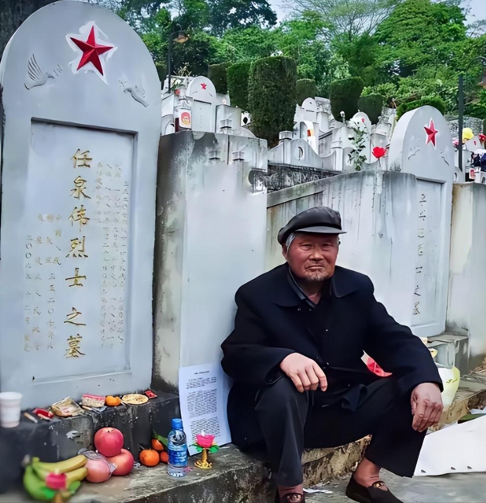 没想到88岁靠捡废品过活的老人，整整攒了34年的钱，才第一次走到牺牲儿子的墓前！