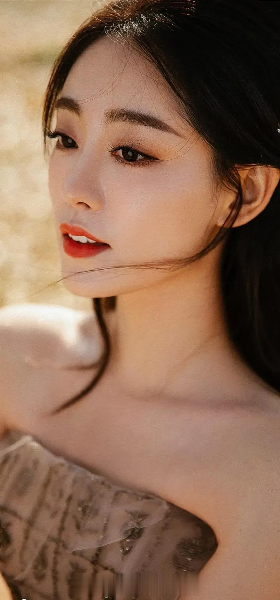 祝绪丹，一个备受瞩目的演员，在她的事业生涯中，她始终坚持对每一个角色都抱着极高的