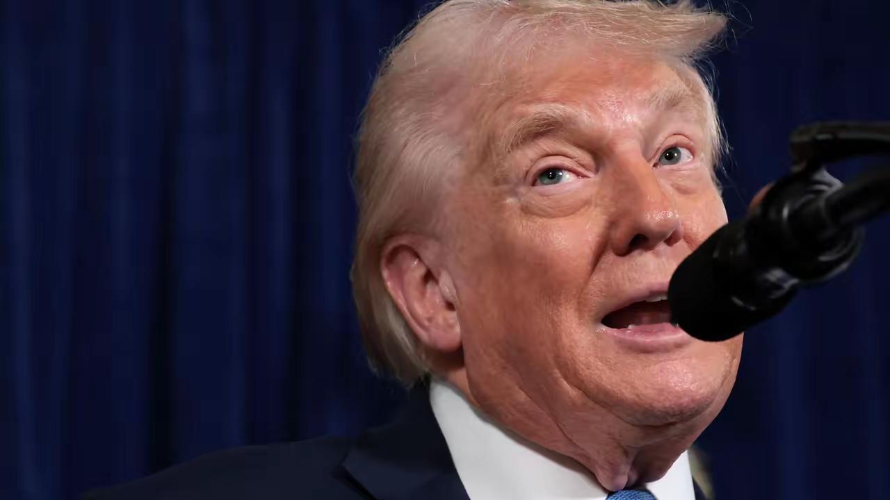 不得不说这老头，还真是一个搞笑大师。特朗普当地时间16日发文，张口就是“几个世纪