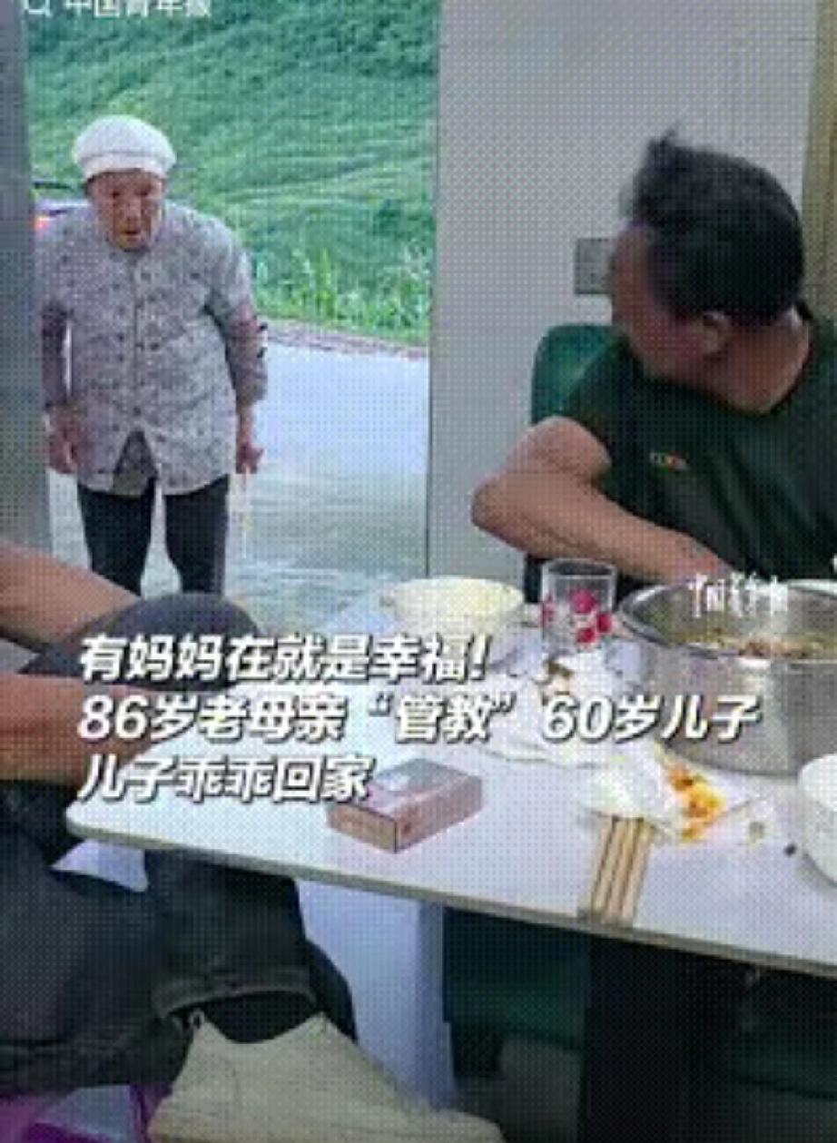 羡慕哭了！”四川泸州一60多岁大爷，正端着酒杯跟亲戚的聊得火热，突然，一老太太手