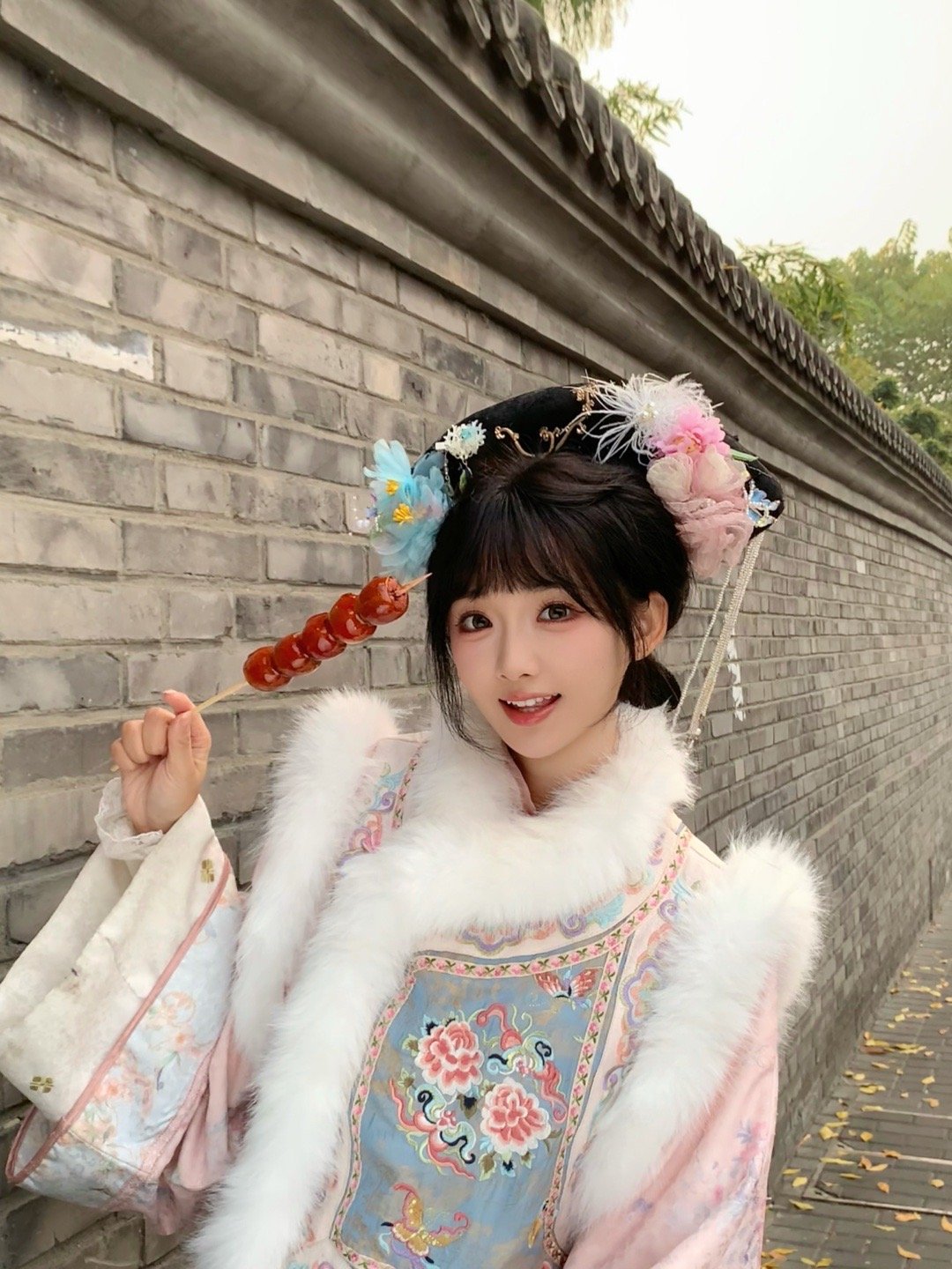 你要是说一声格格吉祥 那皇阿玛必定重重有赏啦  ​​​