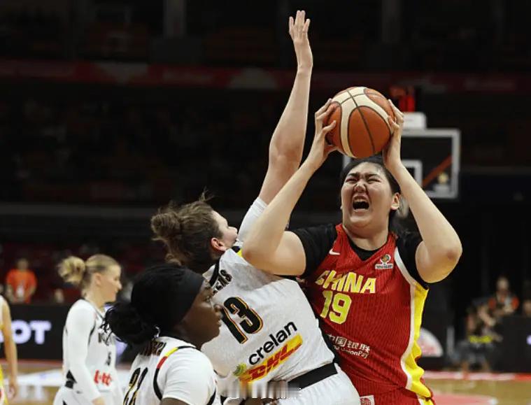 中国女篮以65比80不敌比利时女篮，看似分差不大，一度追到10分以内，但比赛过程