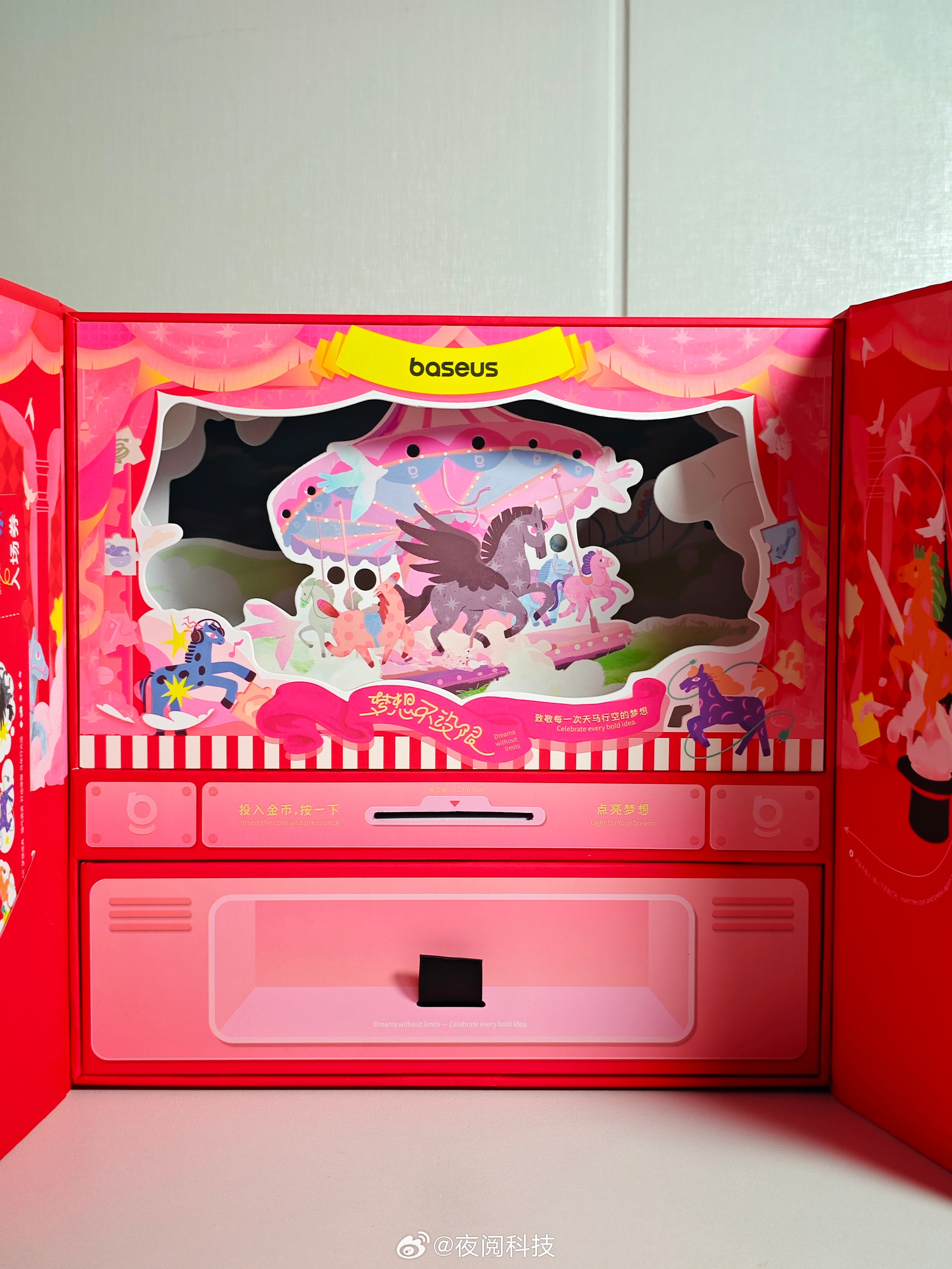 收到倍思的新春礼盒，看了别人发的才发现还有个八音盒，这旋转木马挺好。还有一个耳夹