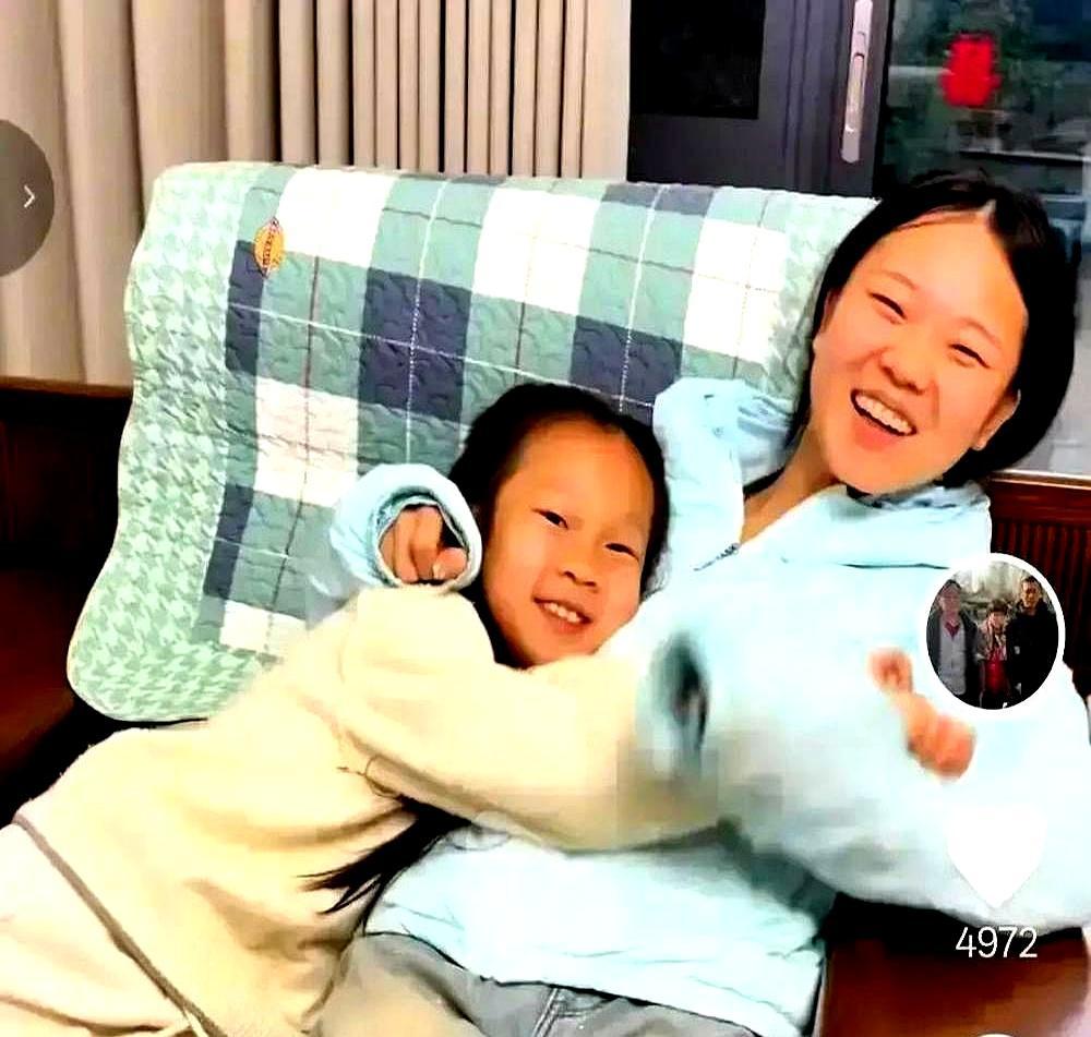 一夜涨粉百万，他却拉着刚相认的亲妈，在直播间打包几块钱的兰花豆。
 
有人劝他接