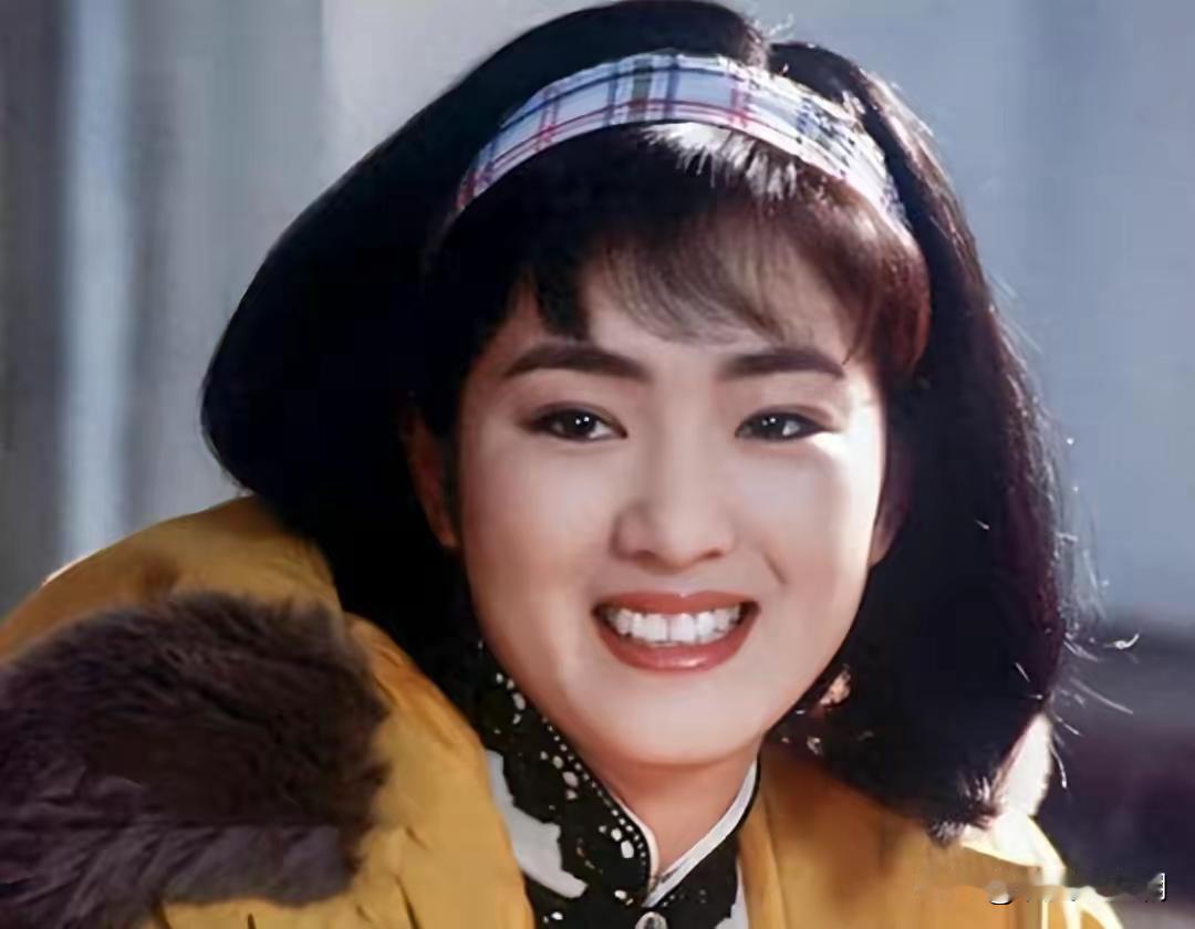 当年，向华强带巩俐回酒店房间，巩俐吓得两腿发软，赶紧躲进洗手间半天不出，向华强在