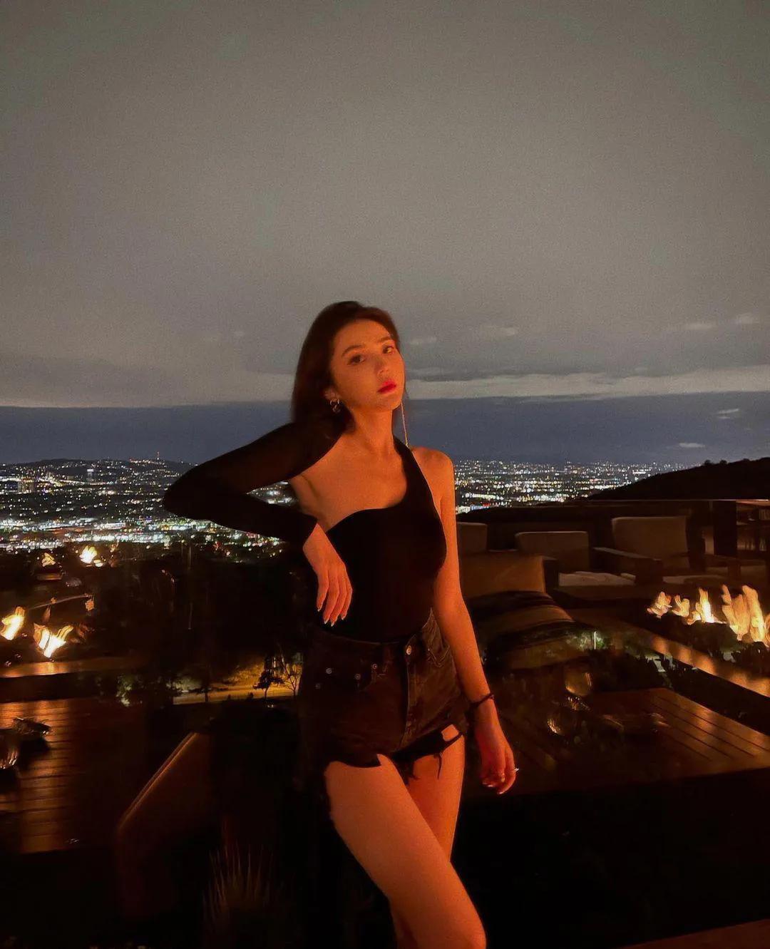 玉镮轻摇映月光
#诗珠云舒# #白衣倩影飘# #月下清歌伴翠影# #溪边倩影笑颜