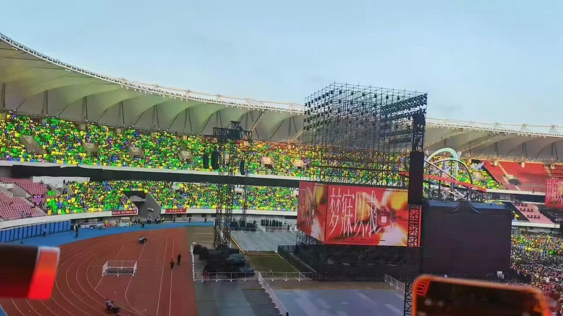 张泽禹绿海 张泽禹solo把绿海唱成了战鼓！声音里的颗粒感和冲击力像万马奔腾，舞