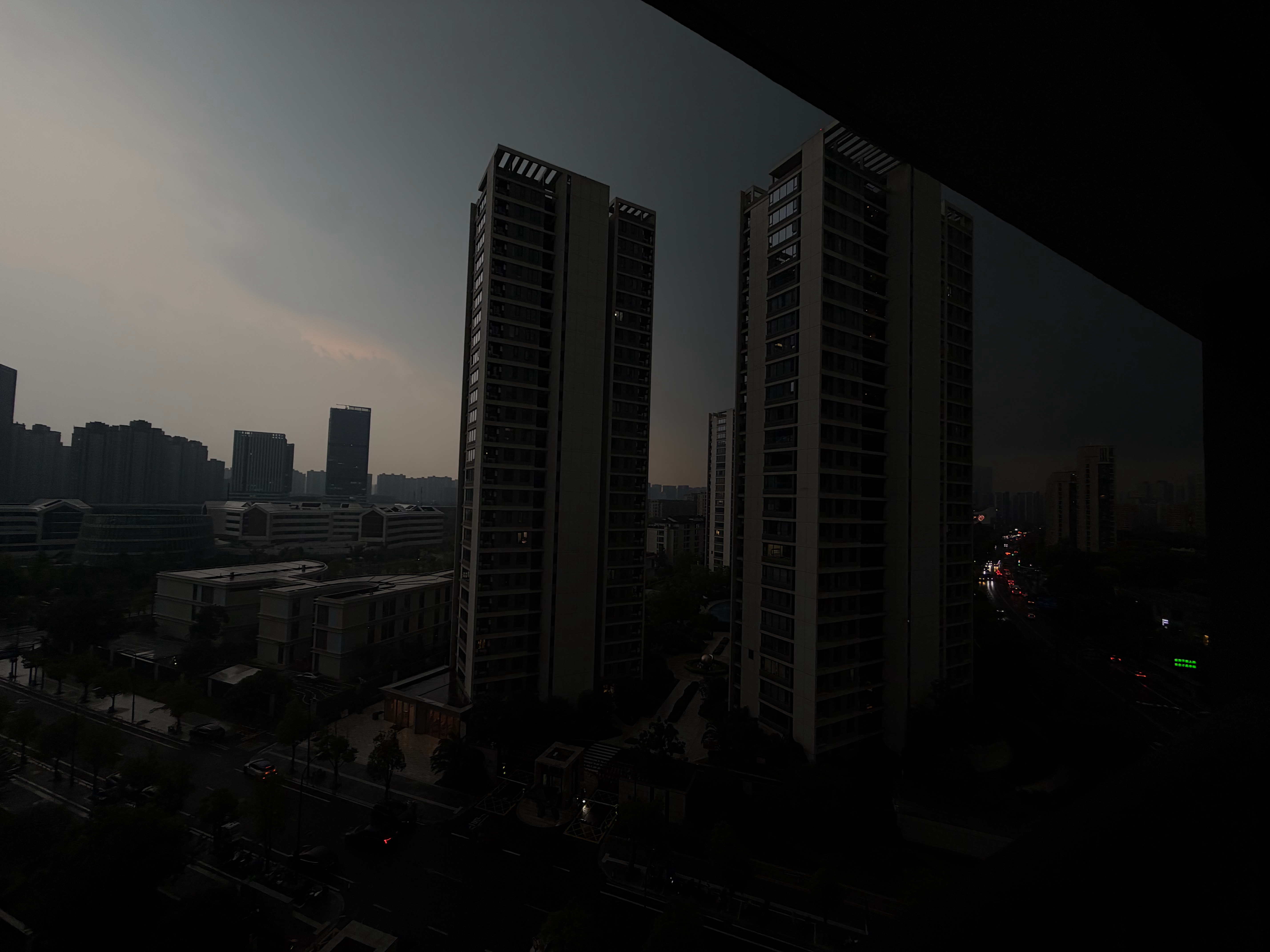 下午四点多的杭州[跪了]下雨了，这也太黑了吧 ​​​