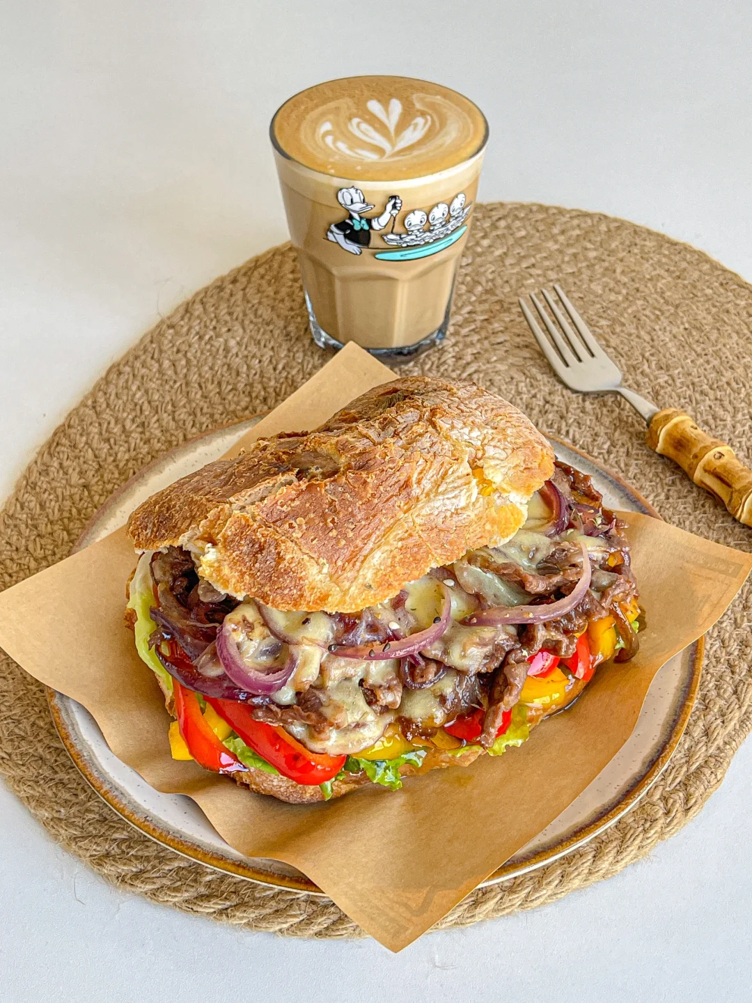 元气早餐🧅洋葱牛肉芝士恰巴塔三明治🥪拿铁