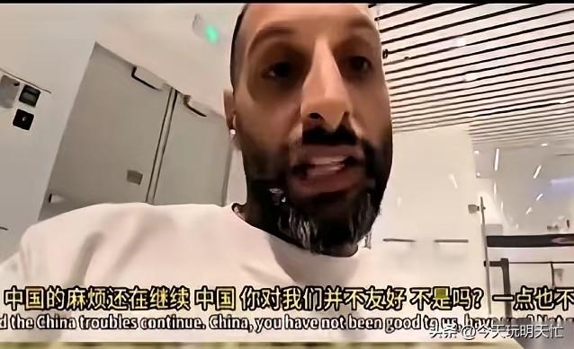 看完这个博主发在外网的哭诉视频，直接给我气笑了！
 
一名印度博主带着老婆孩子打