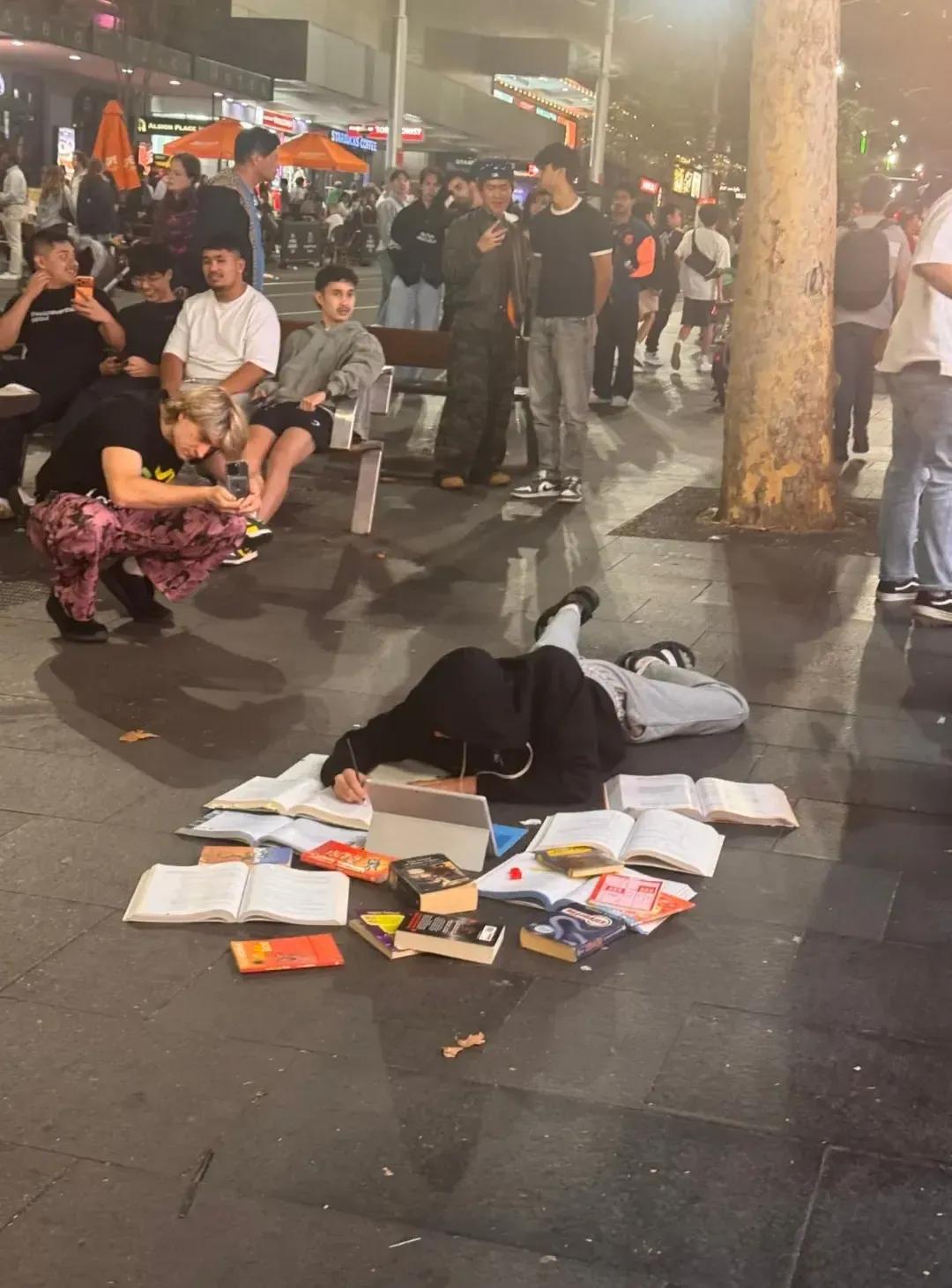 老外学习也太疯狂了吧！这是在攻汉语专业吗？[呲牙]