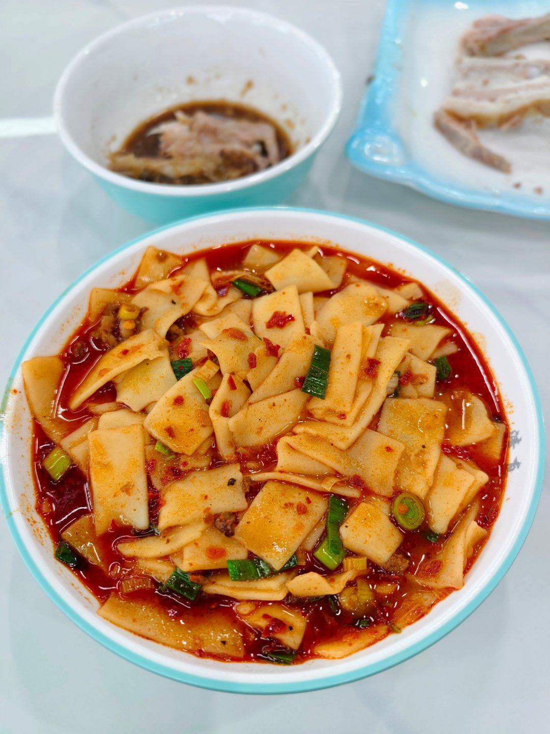 这两天真是忙到爆炸，发一张昨晚定边的饭照诱惑下大家手抓羊肉和烩面片 