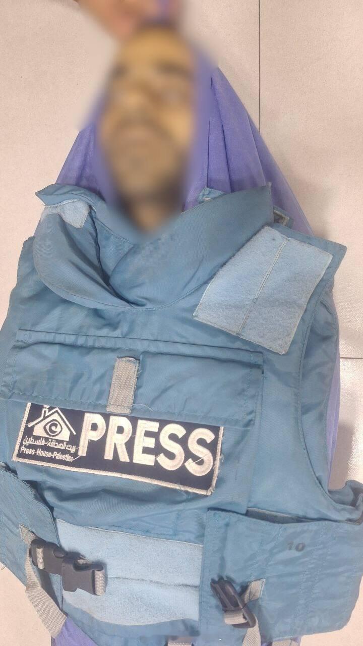 巴勒斯坦记者艾哈迈德·阿布·阿沙今天在加沙地区中部的努塞拉特难民营以西被以色列军
