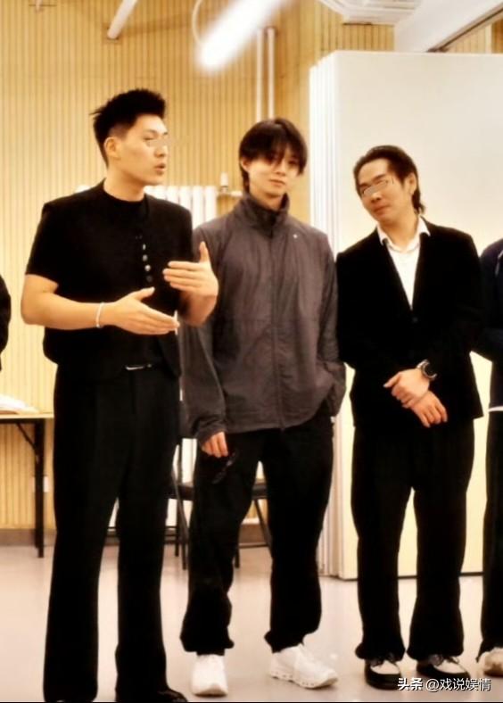 霍尊剪掉长发了！
霍尊习惯将长发扎成一个丸子头，长发似乎已经成了他的标志。4月1