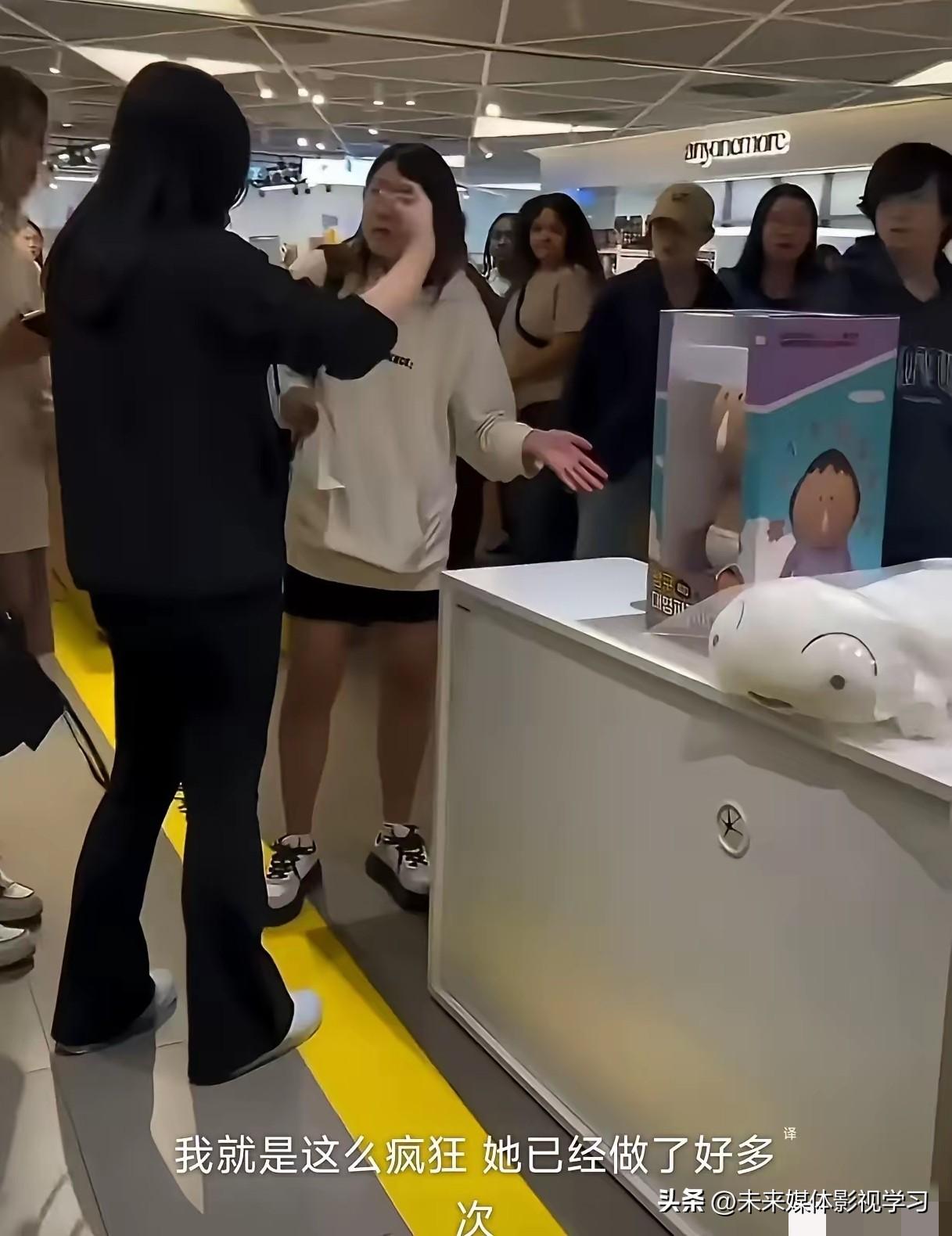 韩国首尔弘大商场，一个法国女的跟同伴聊天，嗓门贼大："韩国人讨厌中国人""全世界