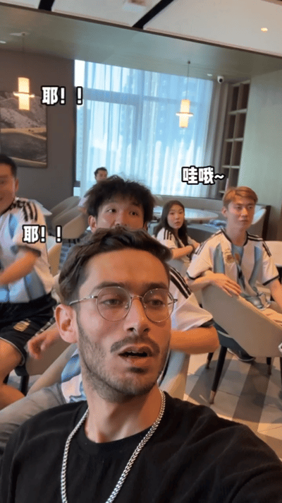 最不想碰到梅西的人出现了不管是街头闲逛还是酒店用餐，满眼都是身着10号球衣的球迷