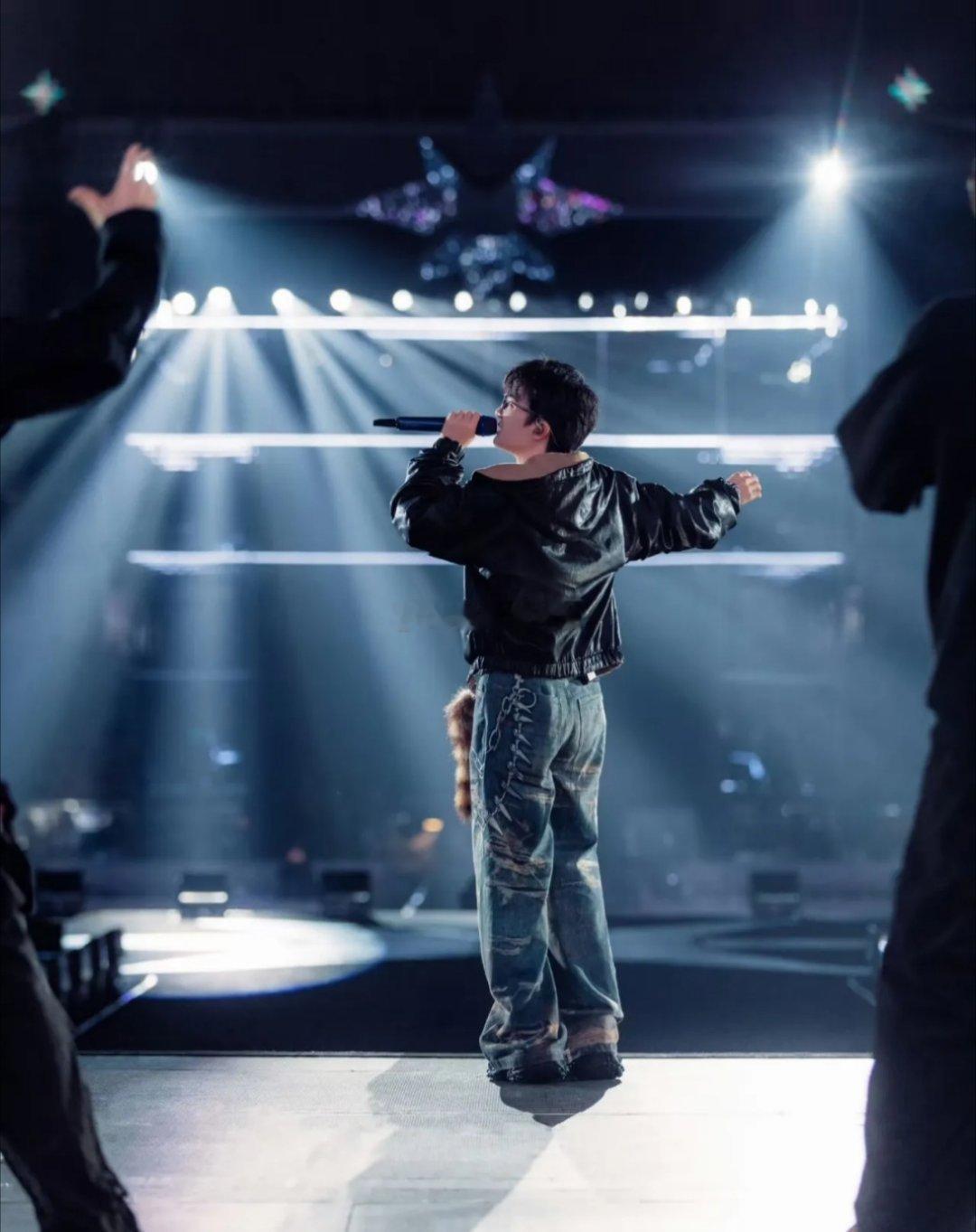 周深才是配饰界顶流！耳环i当领花戴也太会了，别人戴耳环是常规操作，他直接把耳钉别