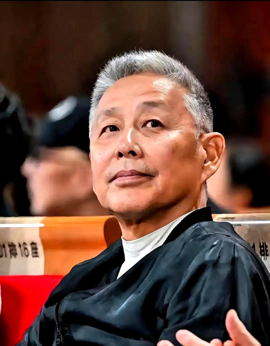 对于晚年生活，都市传说给出了一个天真无邪的草图——有个永远嬉笑怒骂的孩子，有个始