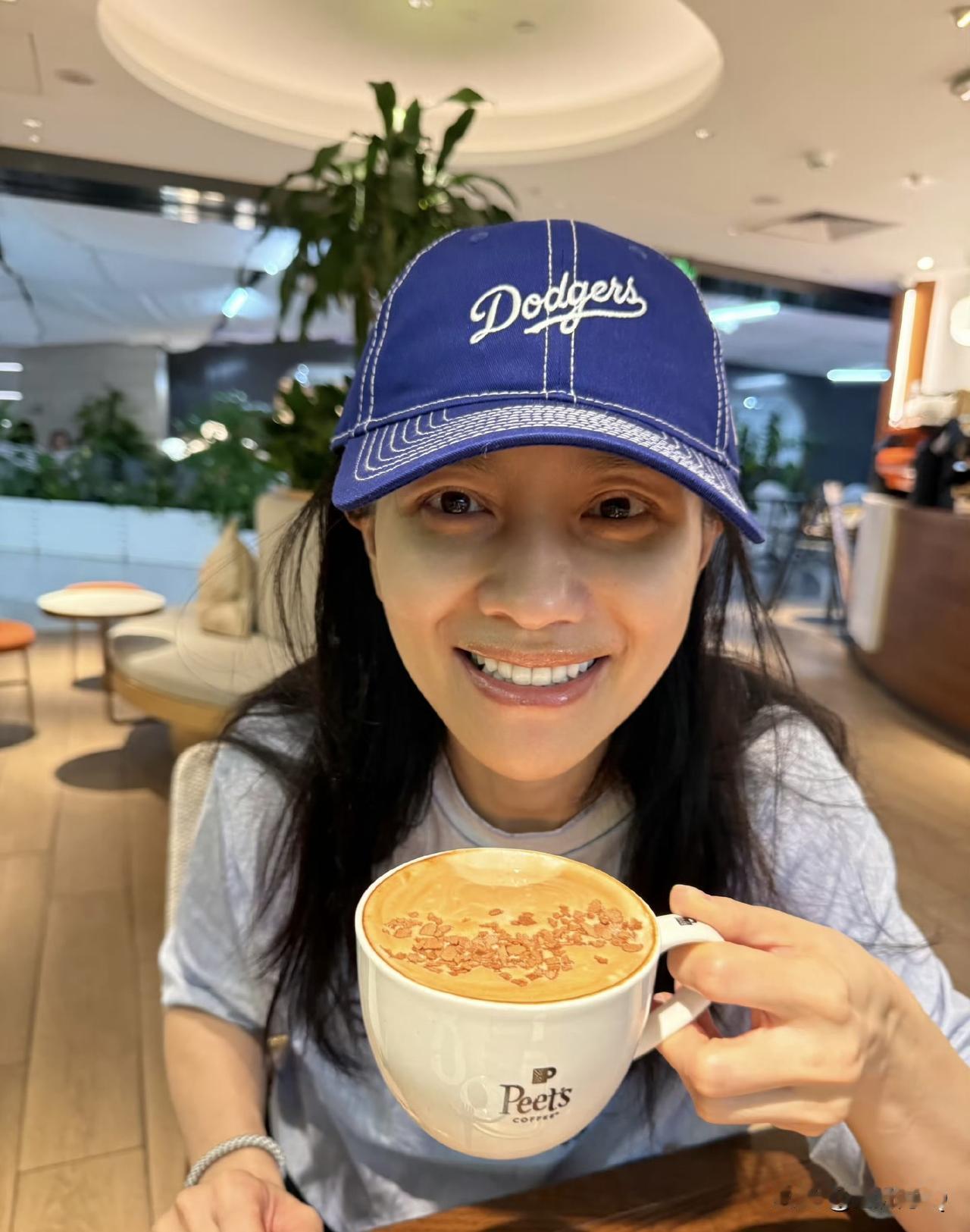 胡可真的一点明星包袱都没有，和闺蜜逛街完全是顶着素颜，拍照也不会加一些乱七八糟的