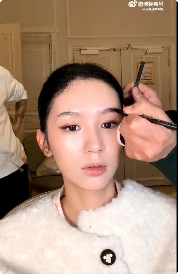 王亚飞给周也化巴黎春天妆王亚飞打造的巴黎春天妆造也太绝了！周也化完温柔值拉满，眉