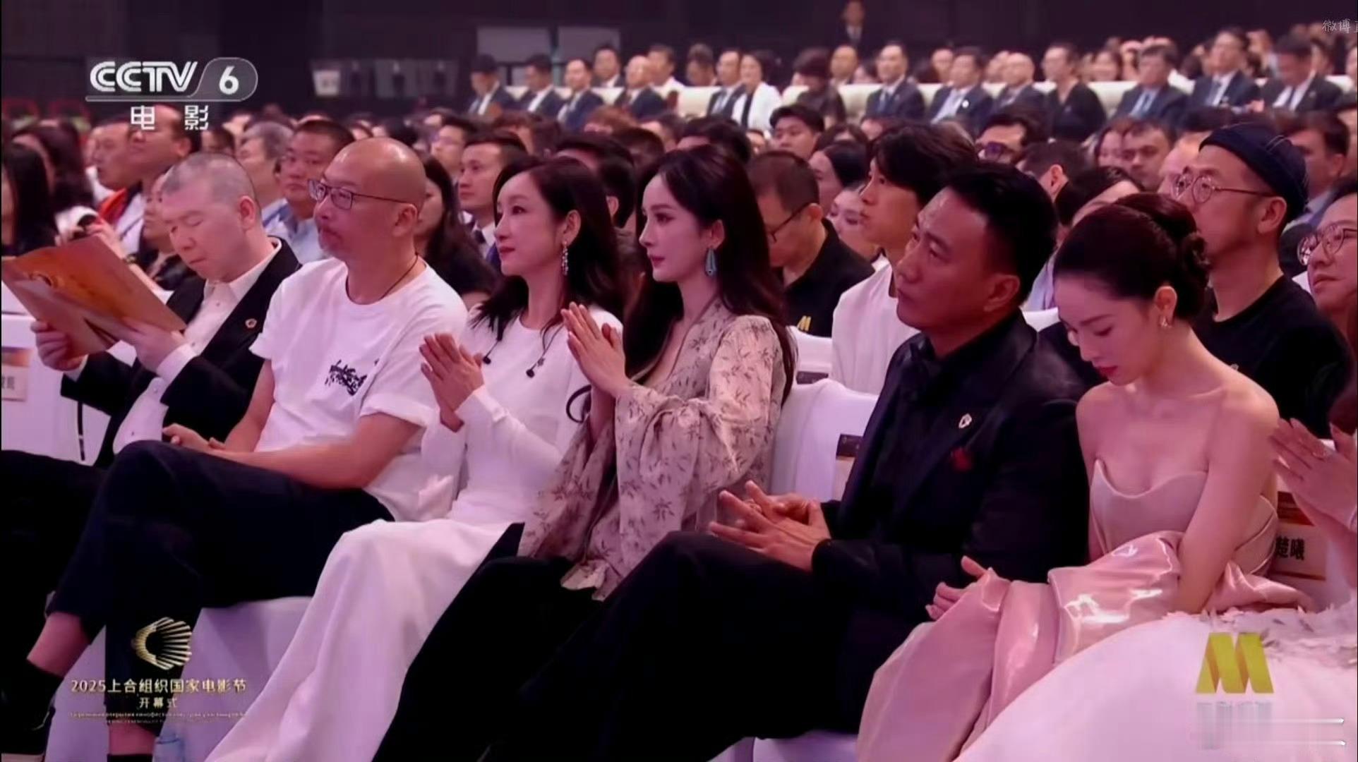 杨幂上合组织国家电影节内场图 谁懂啊！央妈镜头下的杨幂，直接把中国电影人的从容大
