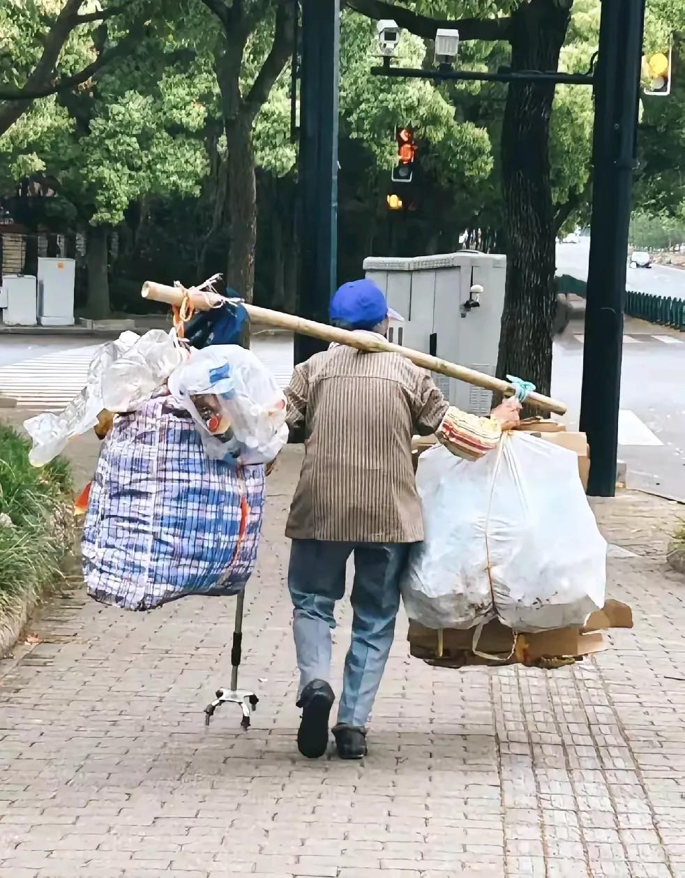 捡破烂会被耻笑吗？网图✍✍勤快人被尊重赞扬👏懒惰人才被人耻笑☝