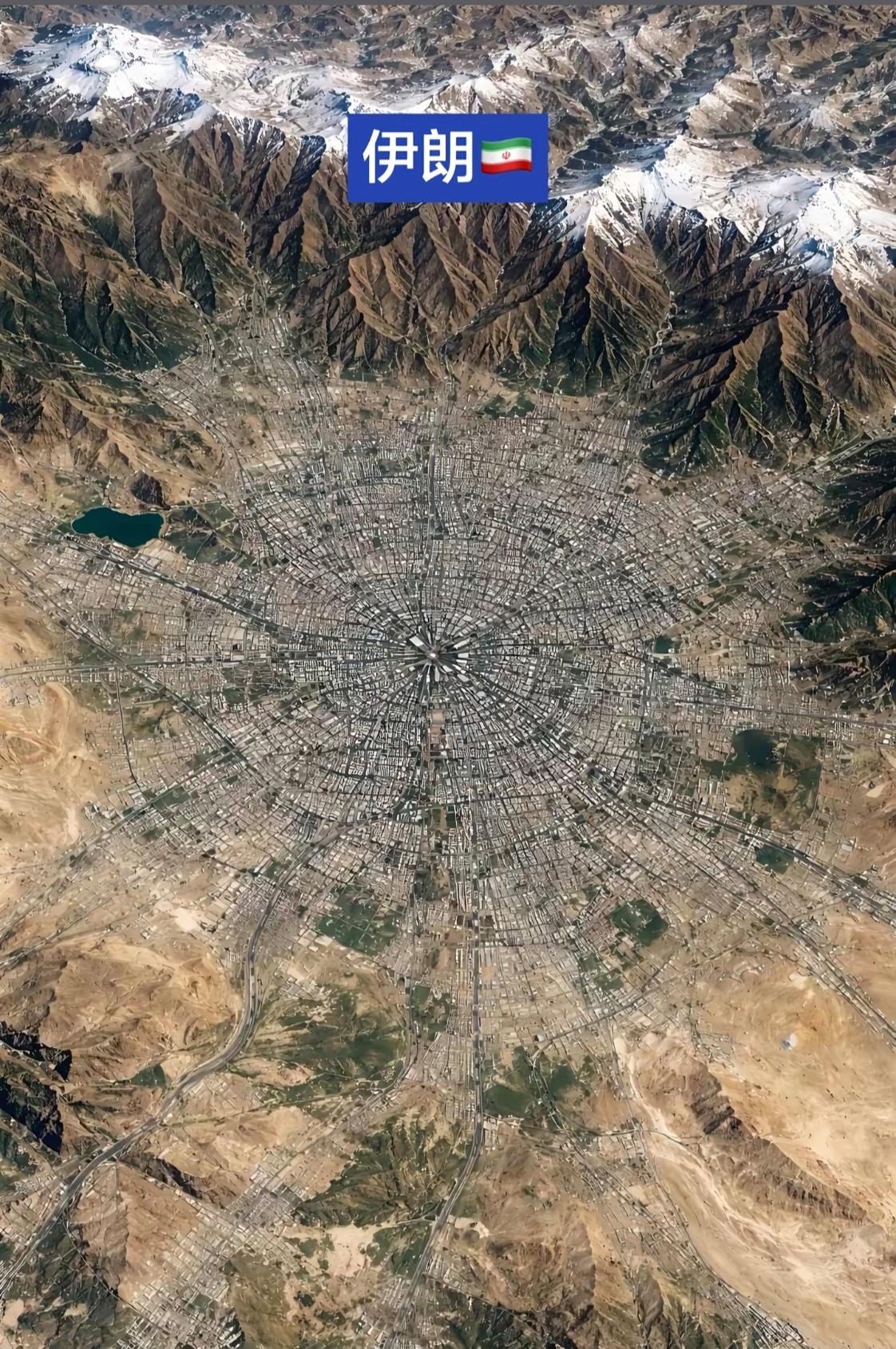 这是伊朗西部的哈马丹，其城市布局以独特的放射状道路系统为显著特征 