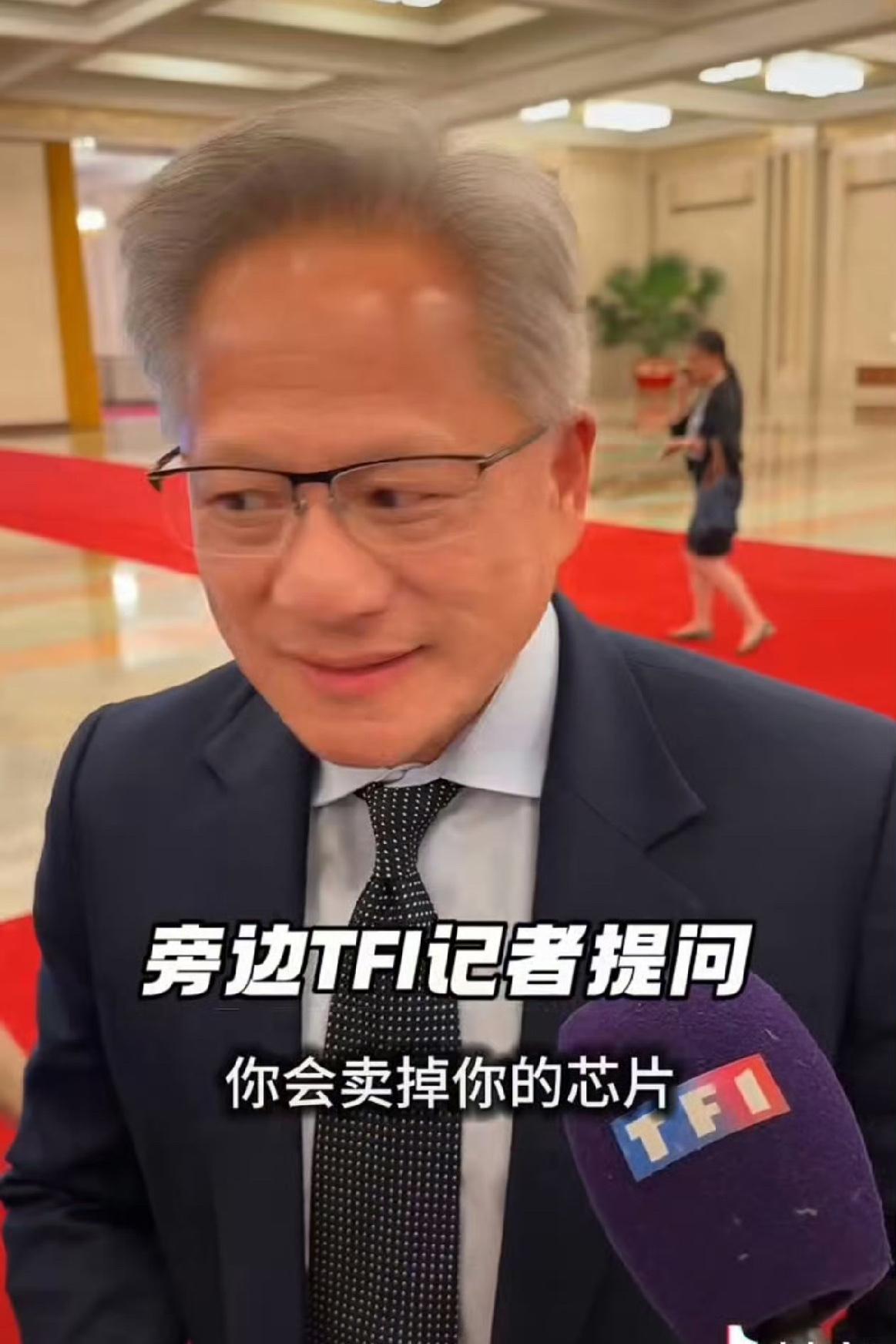 前沿
洞见
这记者问得简直笑死我了，殊不知给老黄整的一脸茫然和无语……

评一句