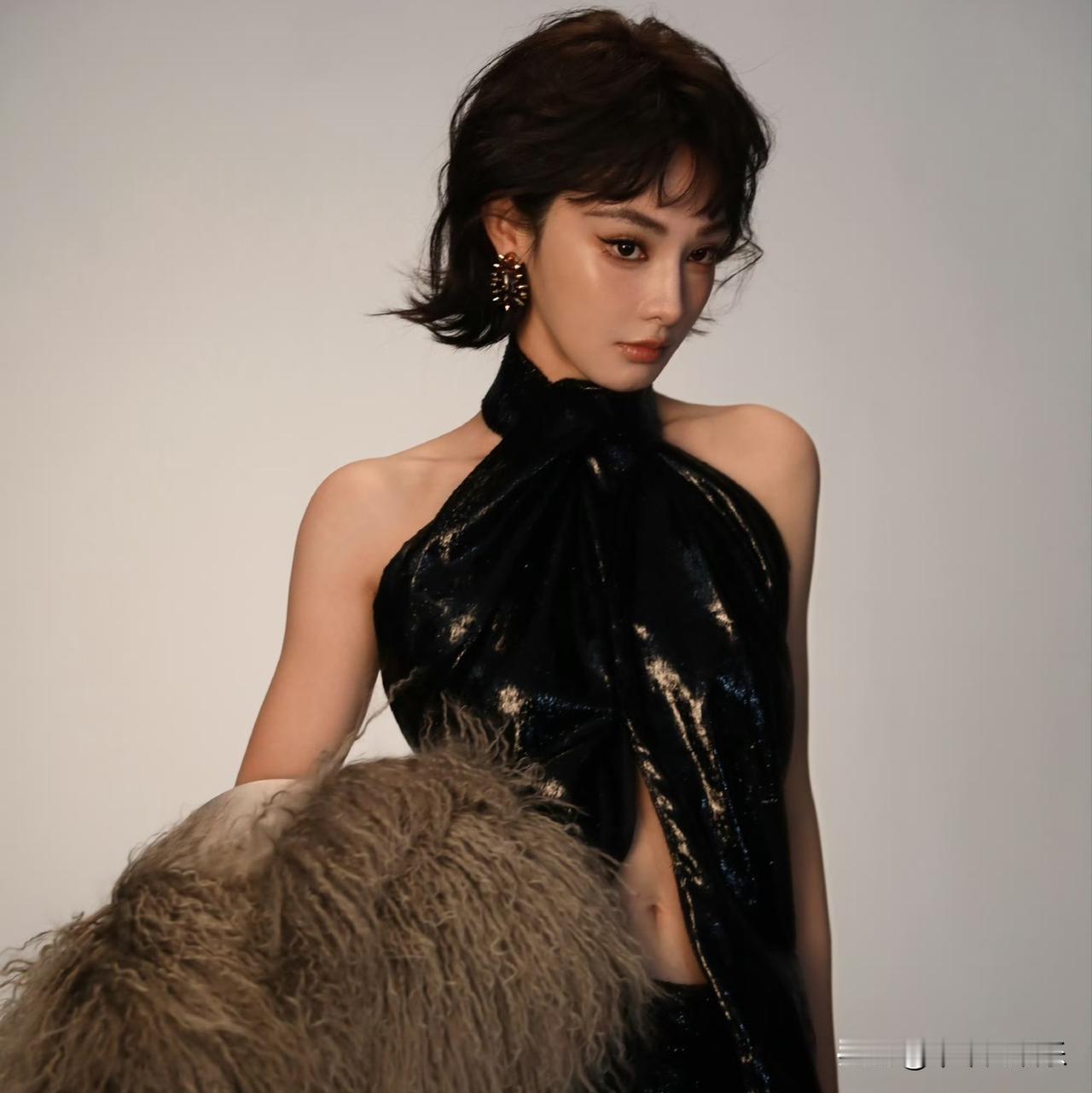 彭小苒的三角形露腹装近日成为时尚焦点，她以独特设计打破常规，展现自信与高级感。这