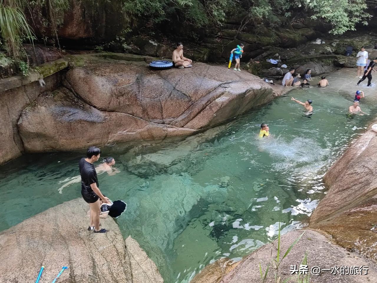 自驾徽州最后一天，寻了两个小众免费景点，上午游千年古村许村，下午探寻玻璃水秘境白