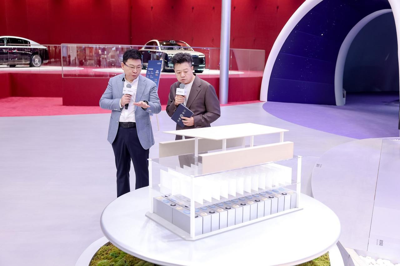 鸿蒙智行亮剑全栈技术，定义智能安全新标准
在北京车展《鸿蒙智行会客厅》直播中，“