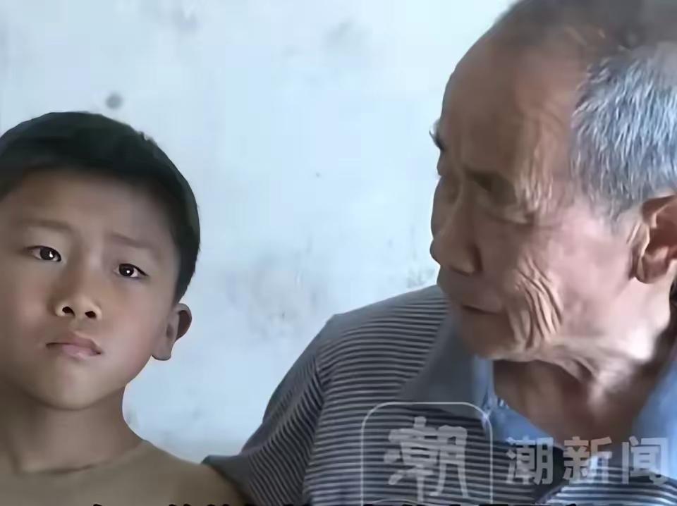 9 岁男孩每天把学校肉菜偷偷藏起，老师打开书包瞬间泪崩：我怕爷爷也走了！

河南