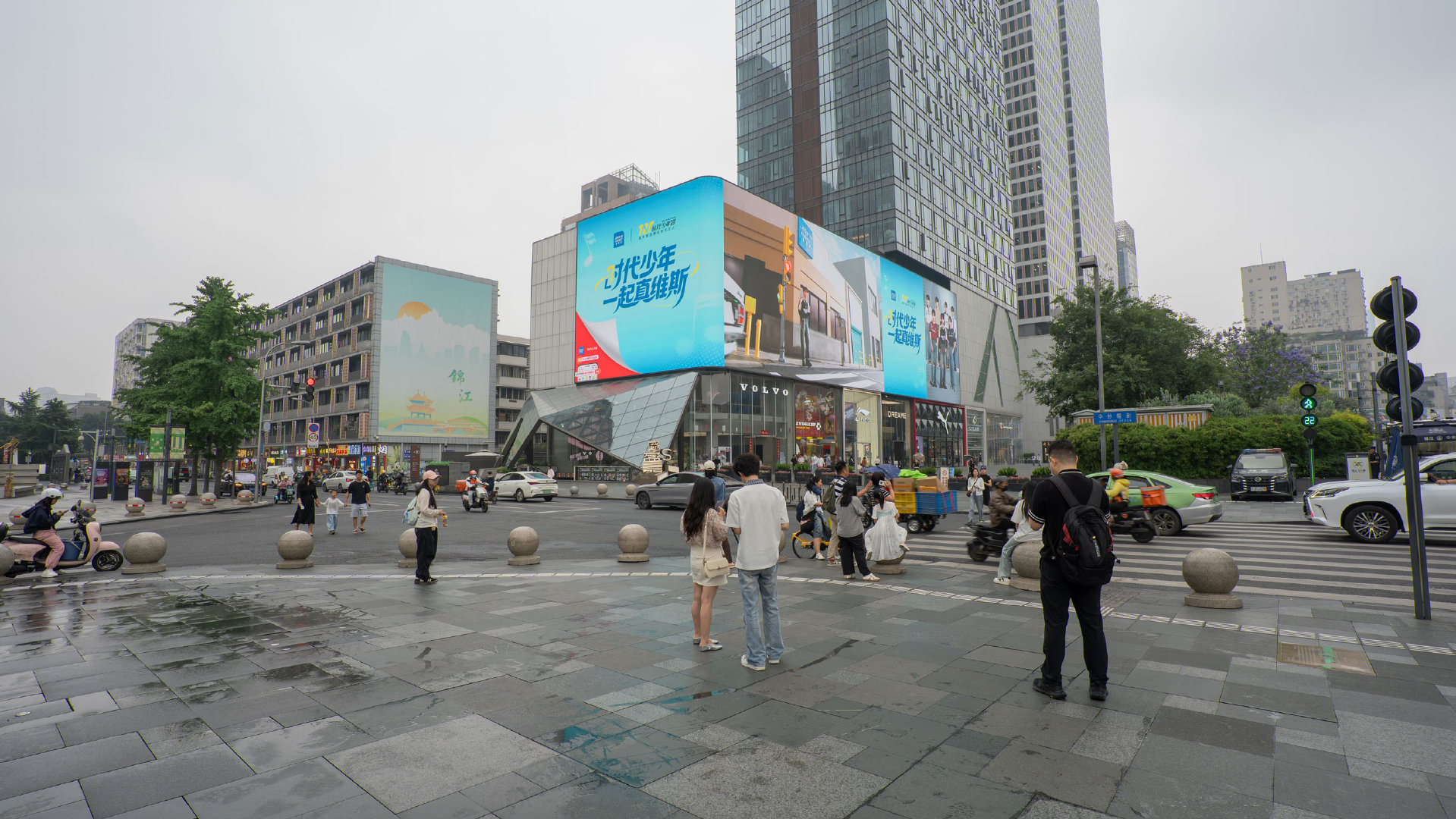 各城大屏陆续登场，少年们的身影被清晰定格，自在随性的模样里藏着独特的潮流态度，把