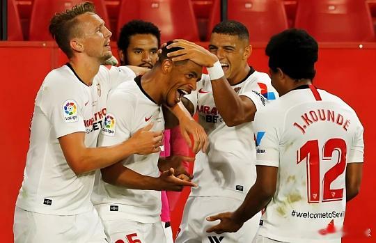 001 巴甲 帕尔梅拉斯VS维多利亚 帕尔梅拉斯近期遭遇连败，上场也是给桑托斯送