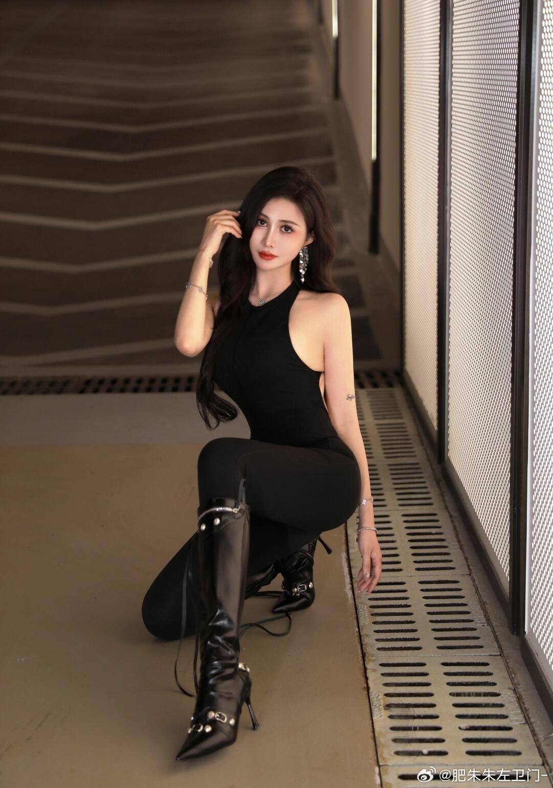 美女说话只说一半，不知道为 ​​​