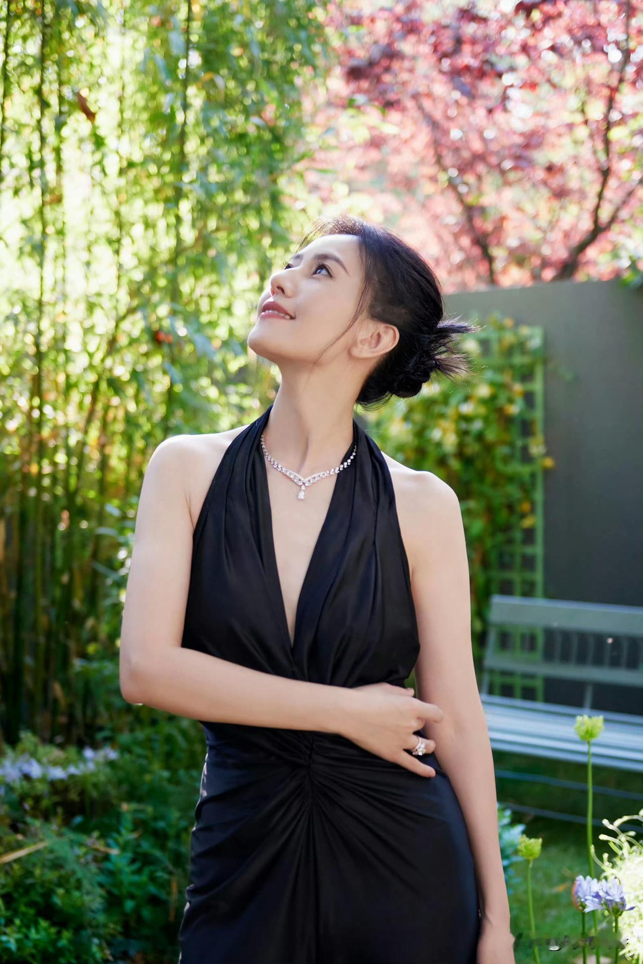 高圆圆望着天空的样子这个角度，真的美如画！
