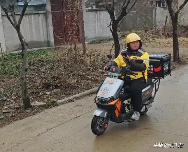 江苏徐州马陵山镇上，唯一外卖骑手，返乡后月入过万，还能陪父母，太治愈了！

这位