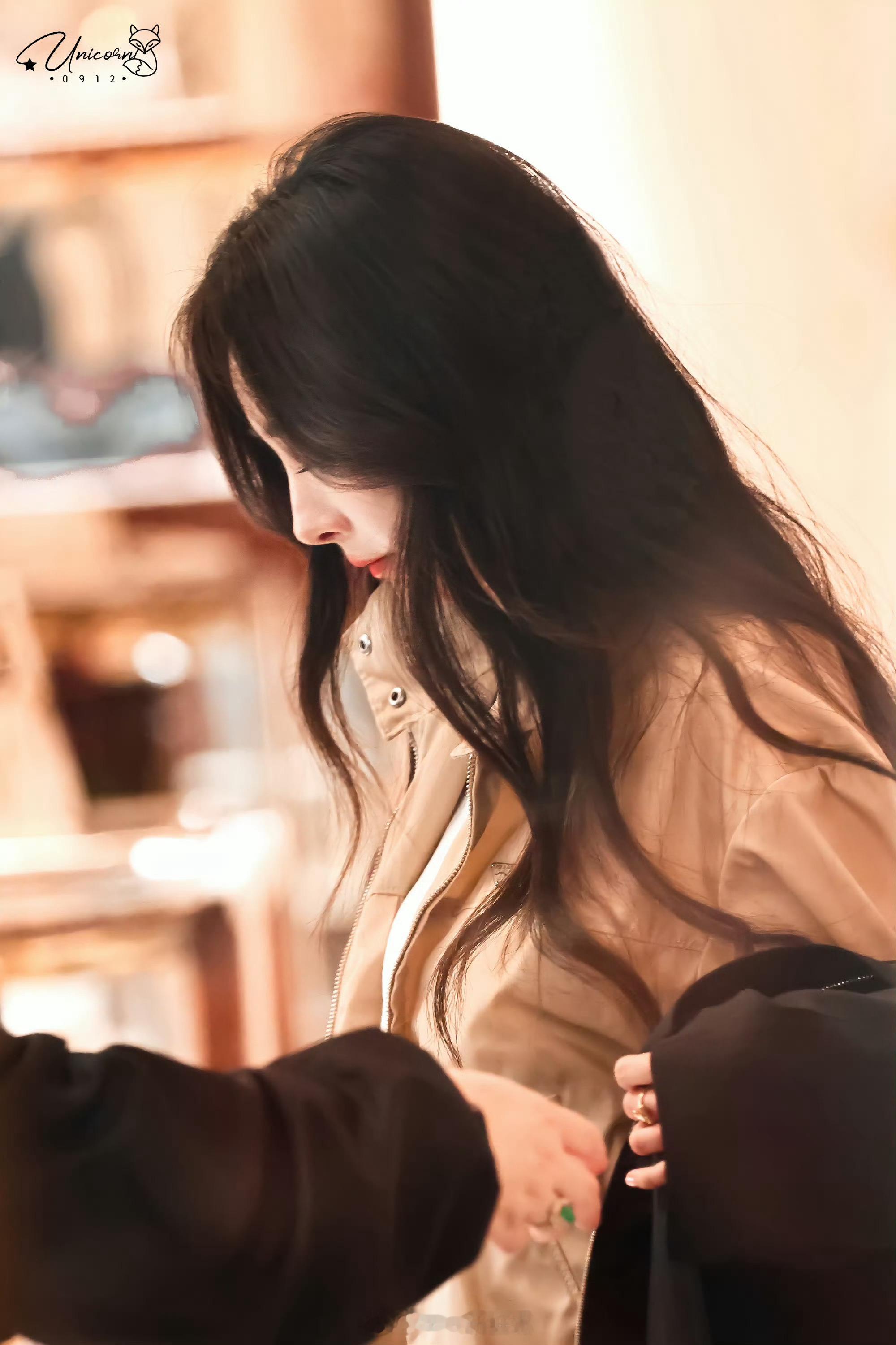 派酱安利 米兰偶遇杨幂逛店 被偶遇在米兰逛街，这时尚感完全是刻在骨子里的吧！松弛